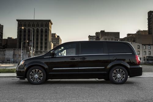 Chrysler Town And Country S (2013) - picture 8 of 19