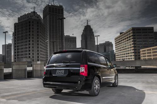 Chrysler Town And Country S (2013) - picture 9 of 19