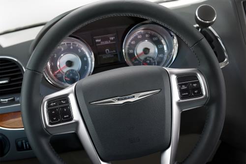 Chrysler Town And Country S (2013) - picture 16 of 19