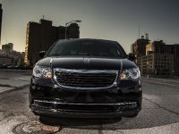 Chrysler Town And Country S (2013) - picture 1 of 19