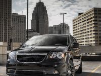 Chrysler Town And Country S (2013) - picture 2 of 19