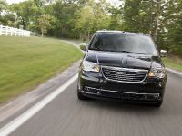 Chrysler Town And Country S (2013) - picture 3 of 19