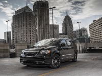 Chrysler Town And Country S (2013) - picture 5 of 19