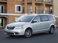 Chrysler Town And Country S (2013) - picture 6 of 19