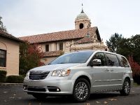 Chrysler Town And Country S (2013) - picture 7 of 19