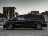 Chrysler Town And Country S (2013) - picture 8 of 19