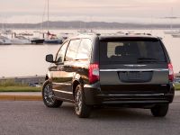 Chrysler Town And Country S (2013) - picture 10 of 19