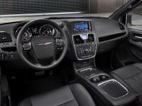 Chrysler Town And Country S (2013) - picture 13 of 19