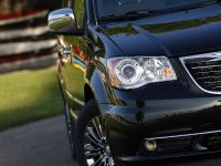 Chrysler Town And Country S (2013) - picture 19 of 19