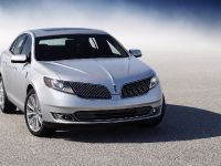 Lincoln MKS (2013) - picture 2 of 17