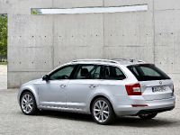 Skoda Octavia Combi (2013) - picture 2 of 2