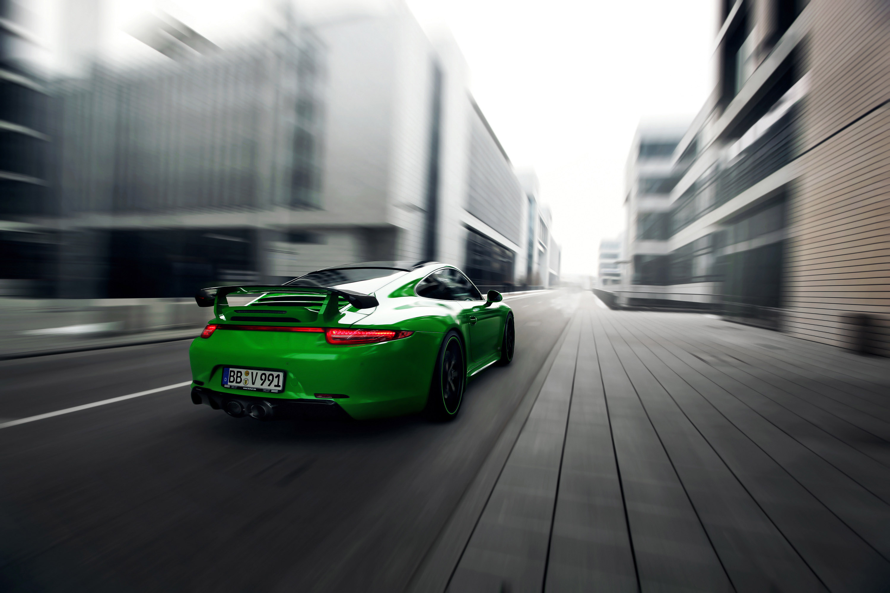 Зеленый автомобиль на дороге. Porsche 911 Carrera 4s Green. Порше 911 кислотный. Порше 911 зеленый обои. Салатовая машина.