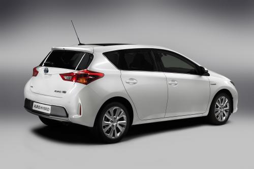 Toyota Auris Hybrid (2013) - picture 8 of 12