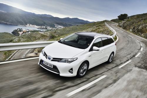 Toyota Auris Touring Sports (2013) - picture 1 of 3