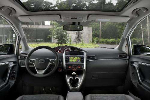 Toyota Verso (2013) - picture 8 of 9