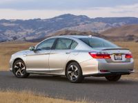 Honda Accord Hybrid (2014) - picture 1 of 2