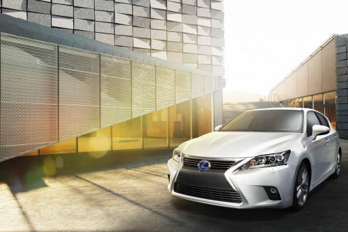 Lexus CT200h (2014) - picture 1 of 2