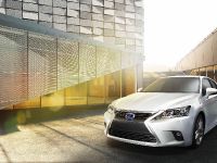 Lexus CT200h (2014) - picture 1 of 2