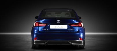 Lexus IS 300h (2014) - picture 4 of 8