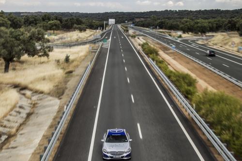 Mercedes-Benz E 300 BlueTEC Hybrid (2014) - picture 17 of 25