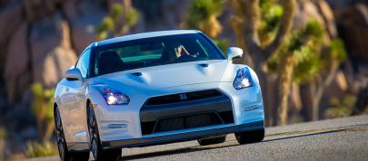 Nissan GT-R (2014) - picture 7 of 13
