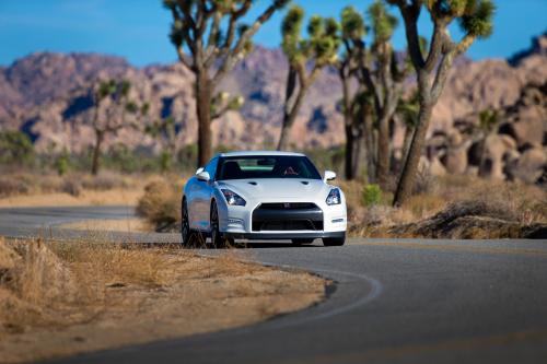 Nissan GT-R (2014) - picture 8 of 13