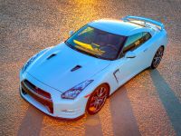 Nissan GT-R (2014) - picture 2 of 13