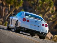 Nissan GT-R (2014) - picture 11 of 13