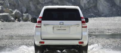 Toyota Land Cruiser (2014) - picture 4 of 5