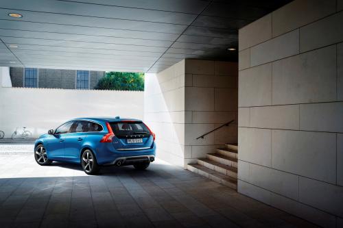 Volvo V60 Plug-in Hybrid R-Design (2014) - picture 8 of 10
