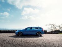 Volvo V60 Plug-in Hybrid R-Design (2014) - picture 5 of 10