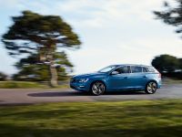 Volvo V60 Plug-in Hybrid R-Design (2014) - picture 7 of 10