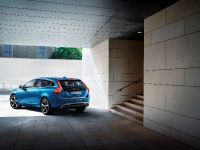 Volvo V60 Plug-in Hybrid R-Design (2014) - picture 8 of 10