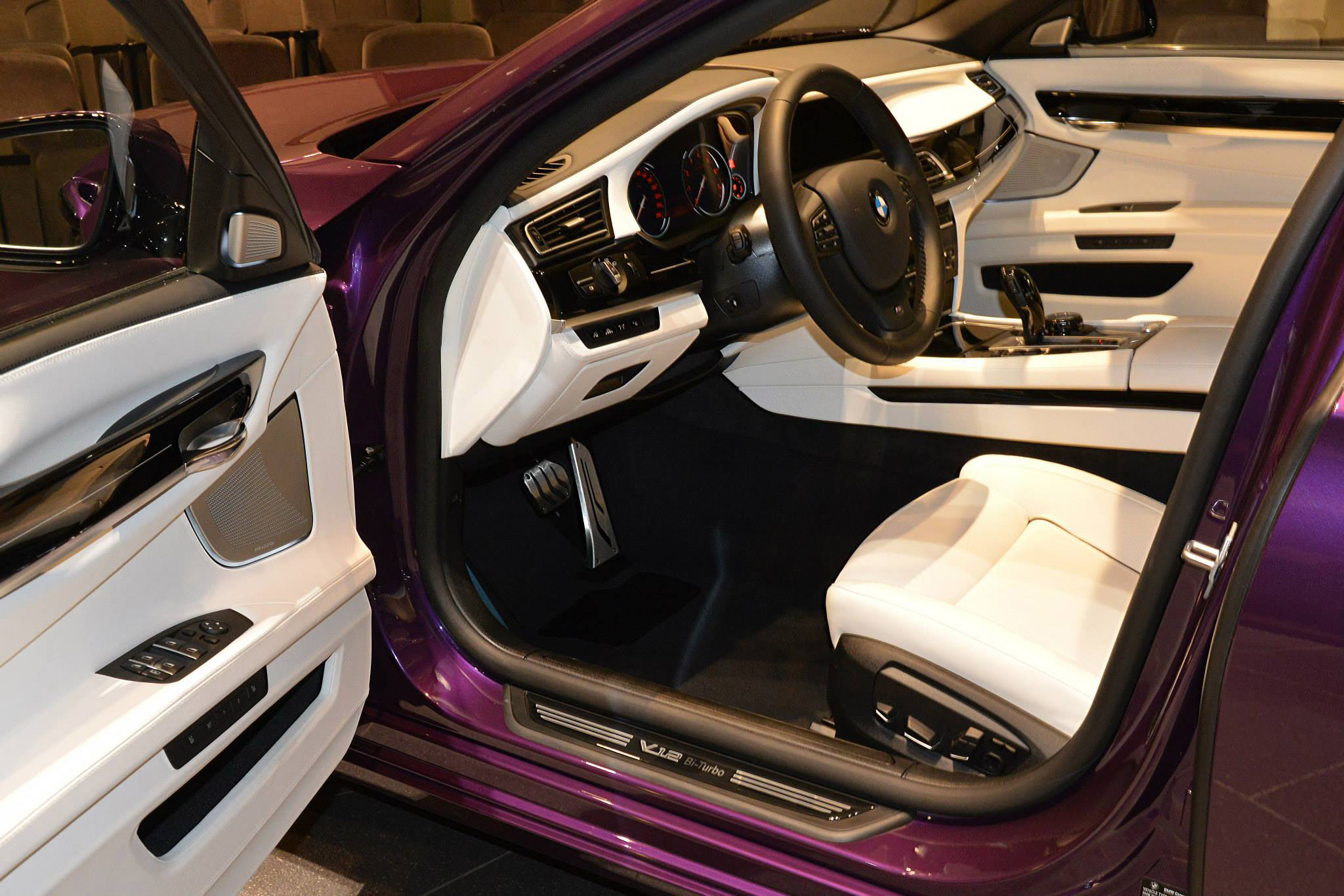 BMW 760Li V12M Biturbo in Twilight Purple