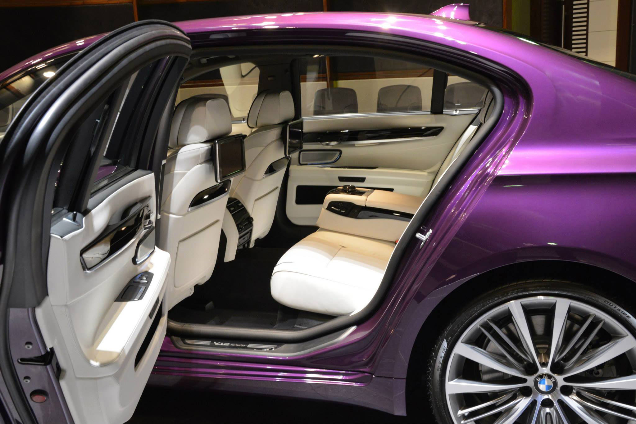 BMW 760Li V12M Biturbo in Twilight Purple