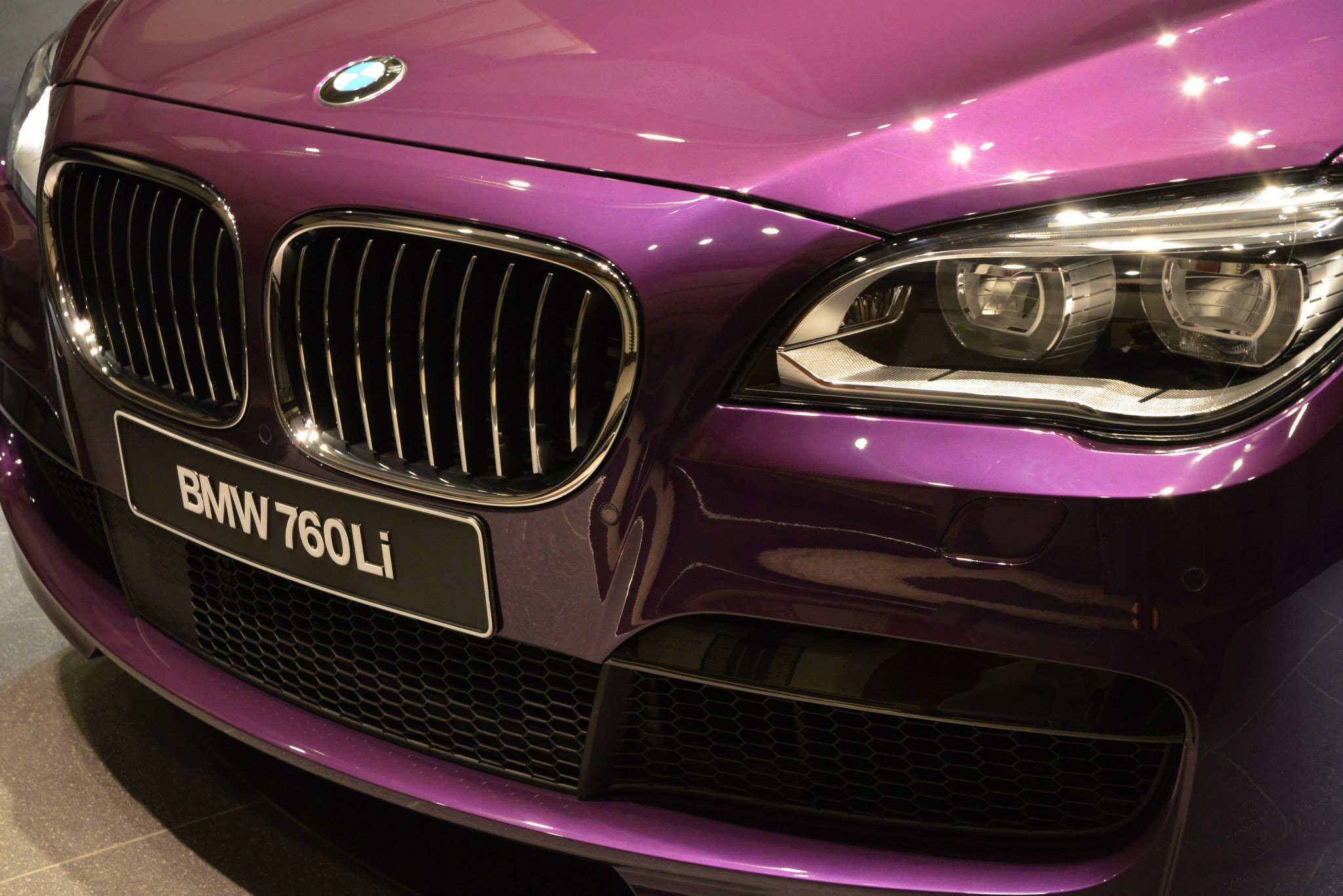 BMW 760Li V12M Biturbo in Twilight Purple