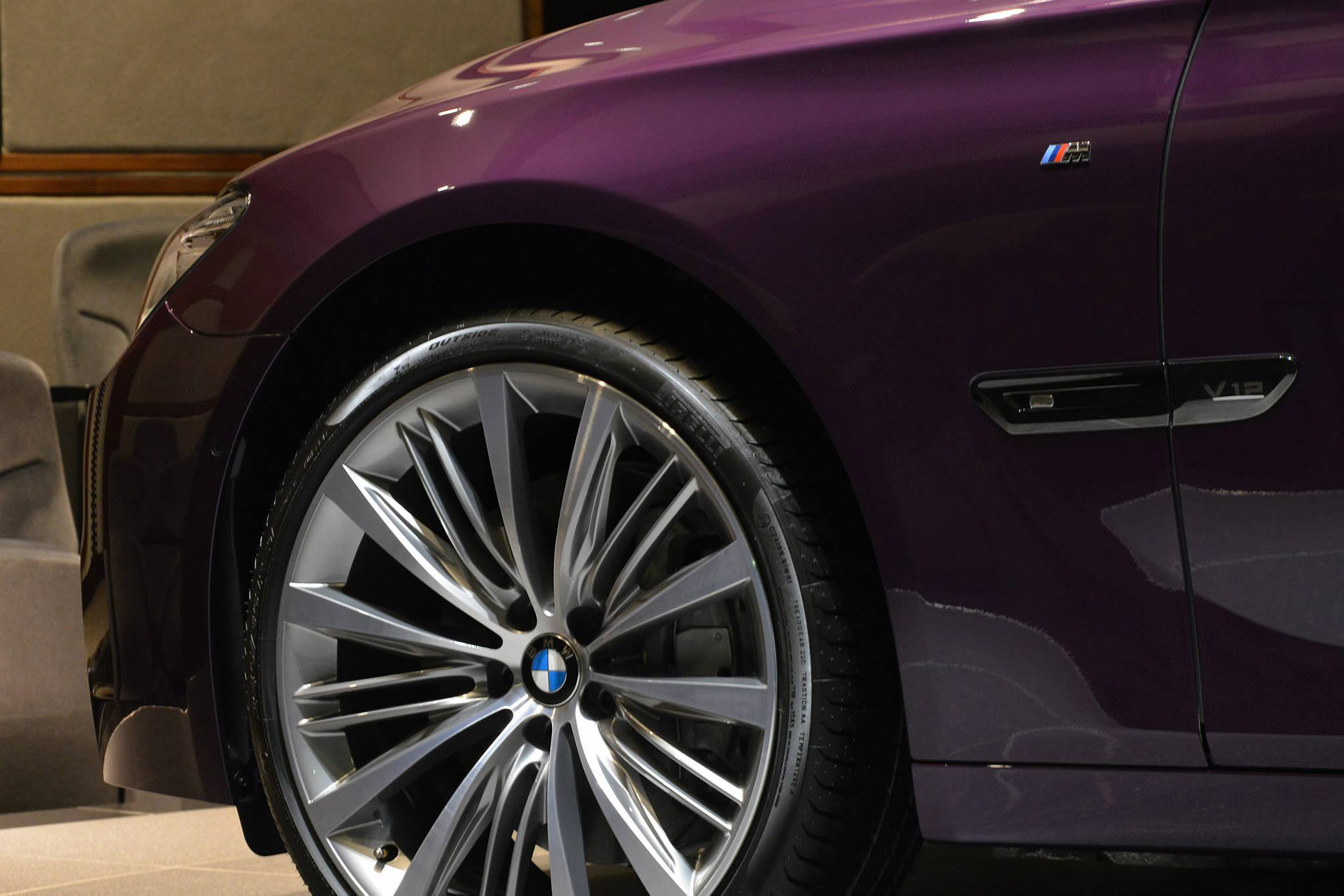 BMW 760Li V12M Biturbo in Twilight Purple