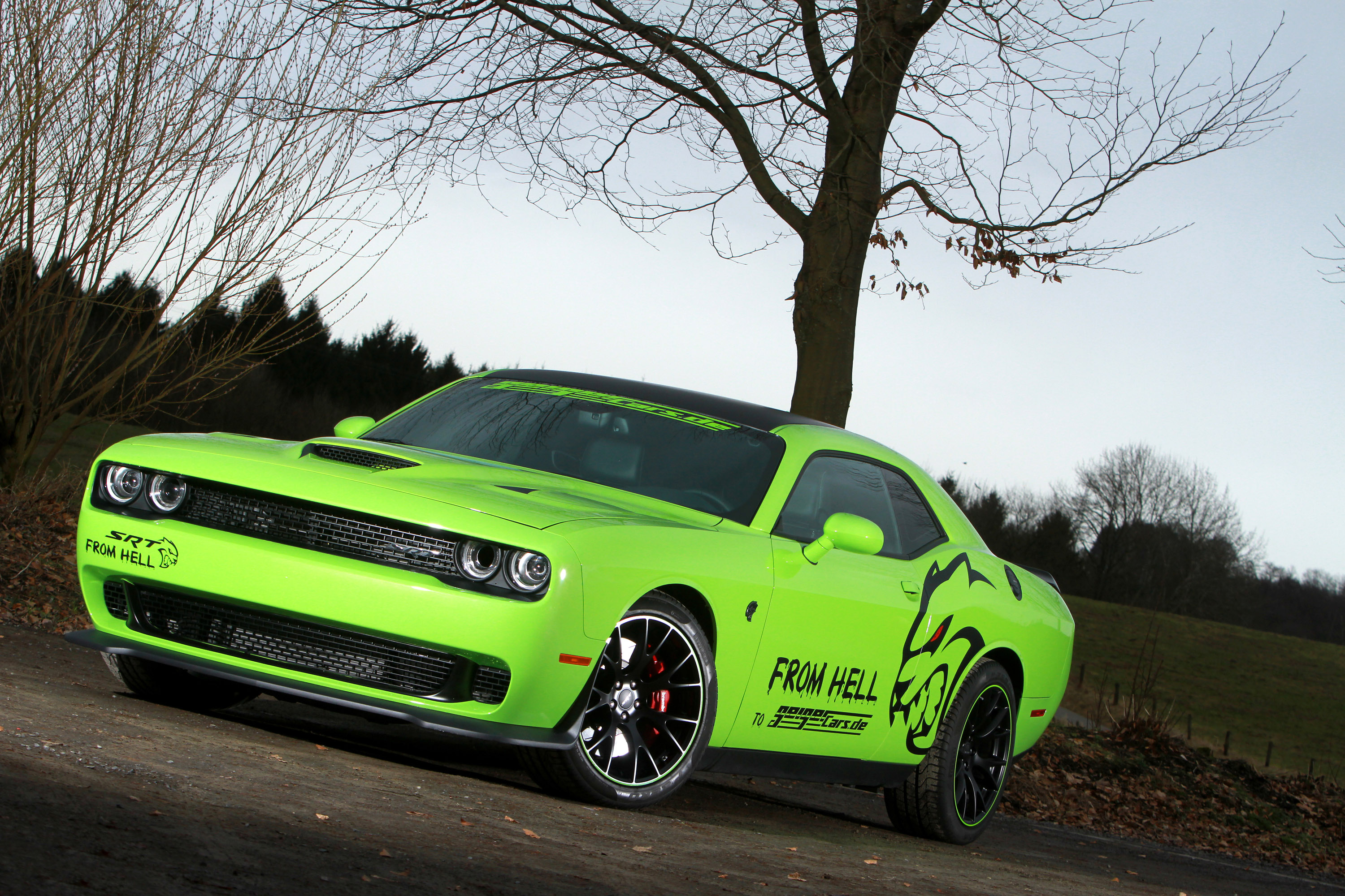 Челленджер хелкат. Dodge Challenger СРТ. Додж Hellcat Challenger. Dodge Challenger srt Hellcat. Дождь Челленджер Хеллкэт.