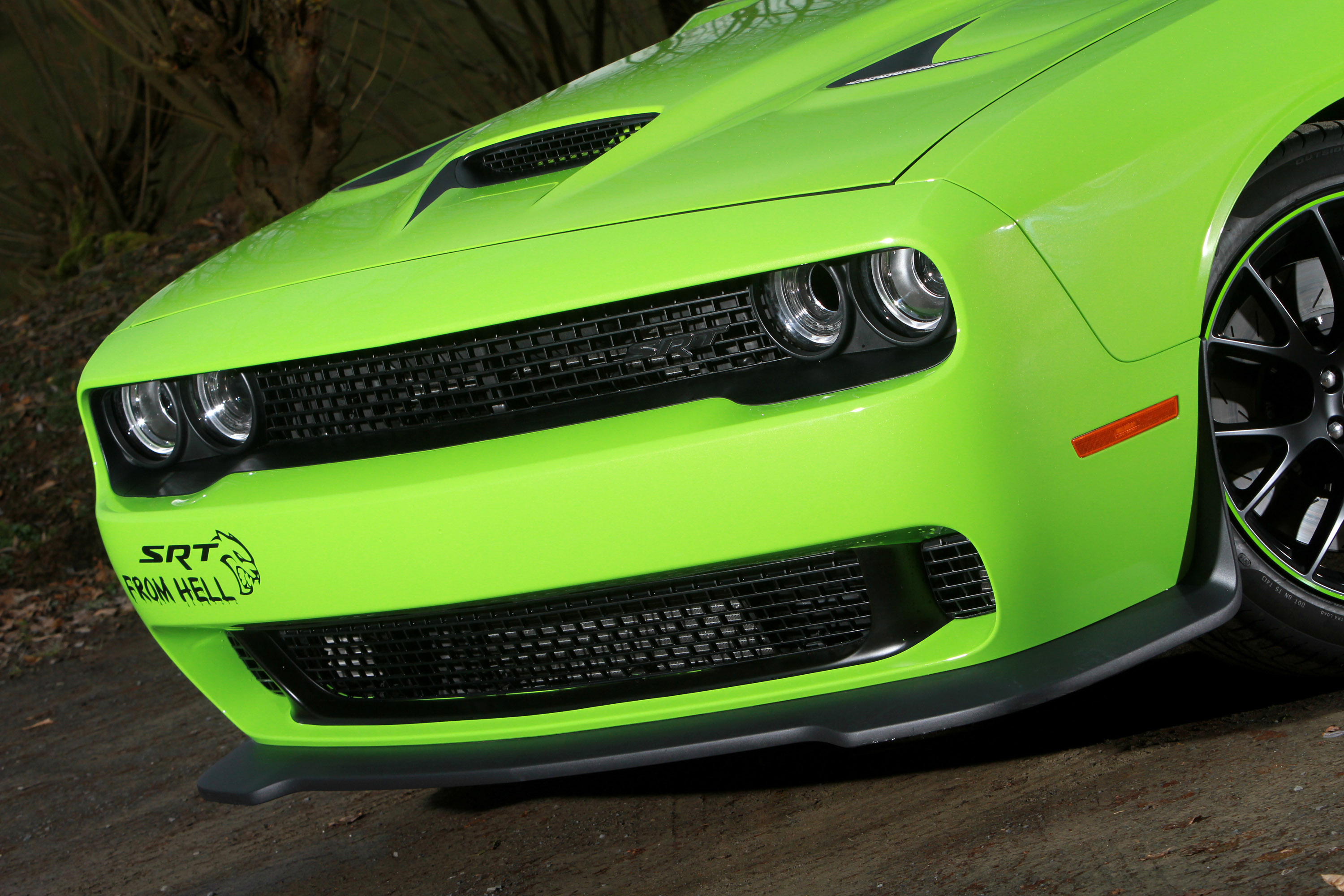 Разгон додж челленджер. Dodge Challenger srt Hellcat 2015. Dodge Challenger Hellcat 2015. Додж Челленджер зеленый. Додж Челленджер зеленый матовый.