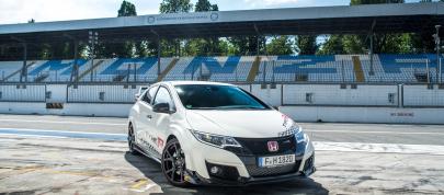 2015 Honda Civic Type R at famous race tracks (2016) - picture 7 of 19