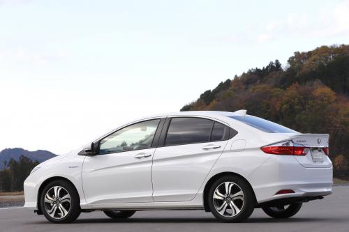 Honda Grace Hybrid (2015) - picture 8 of 29