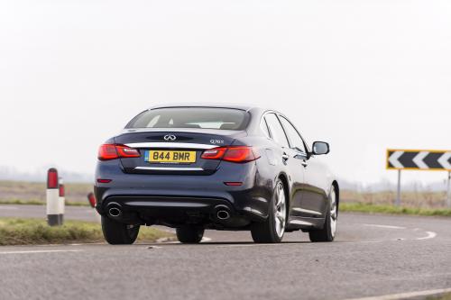 Infiniti Q70S (2015) - picture 9 of 19