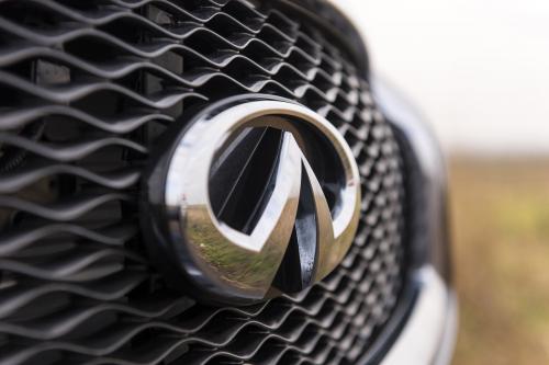 Infiniti Q70S (2015) - picture 16 of 19