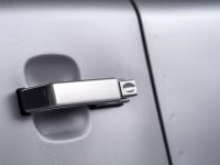 Land Rover Defender 2,000,000 (2015) - picture 14 of 16