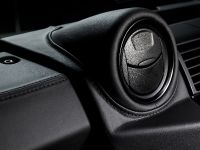 Land Rover Defender Paul Smith Special Edition (2015) - picture 10 of 21