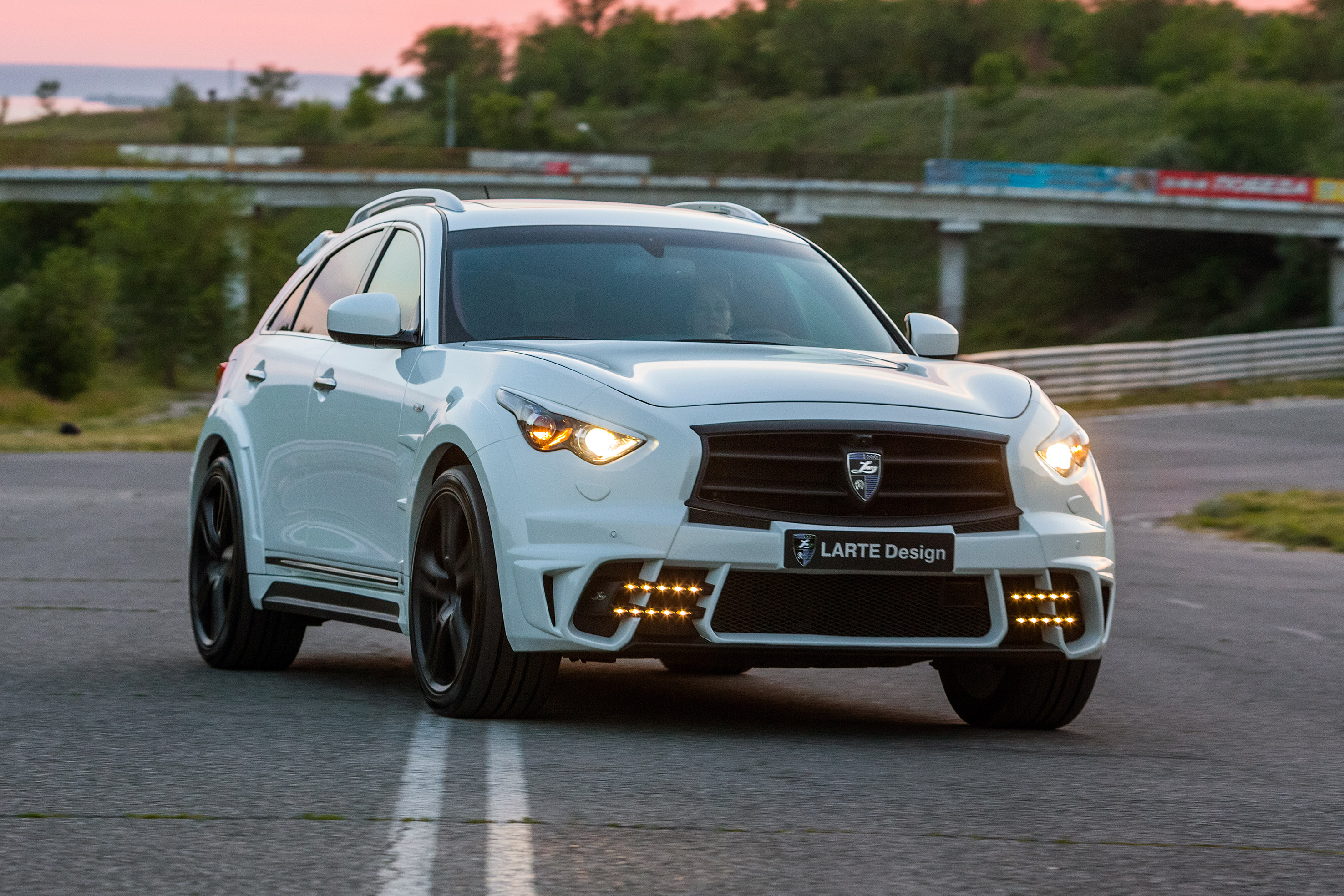 LARTE Design Infiniti QX70 LR3