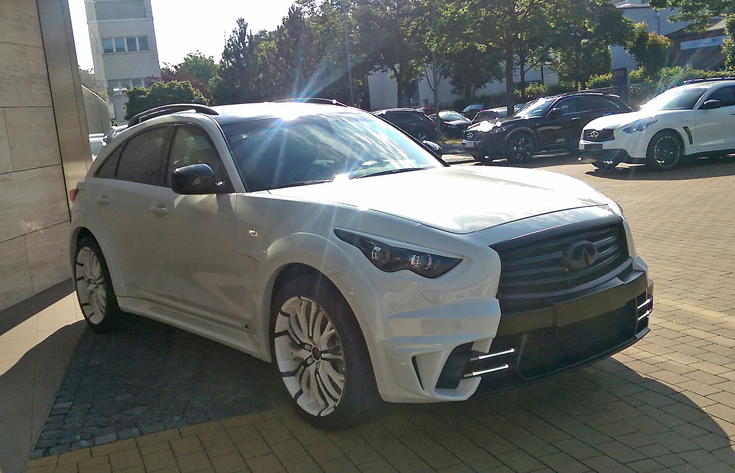 LARTE Design Infiniti QX70 LR3