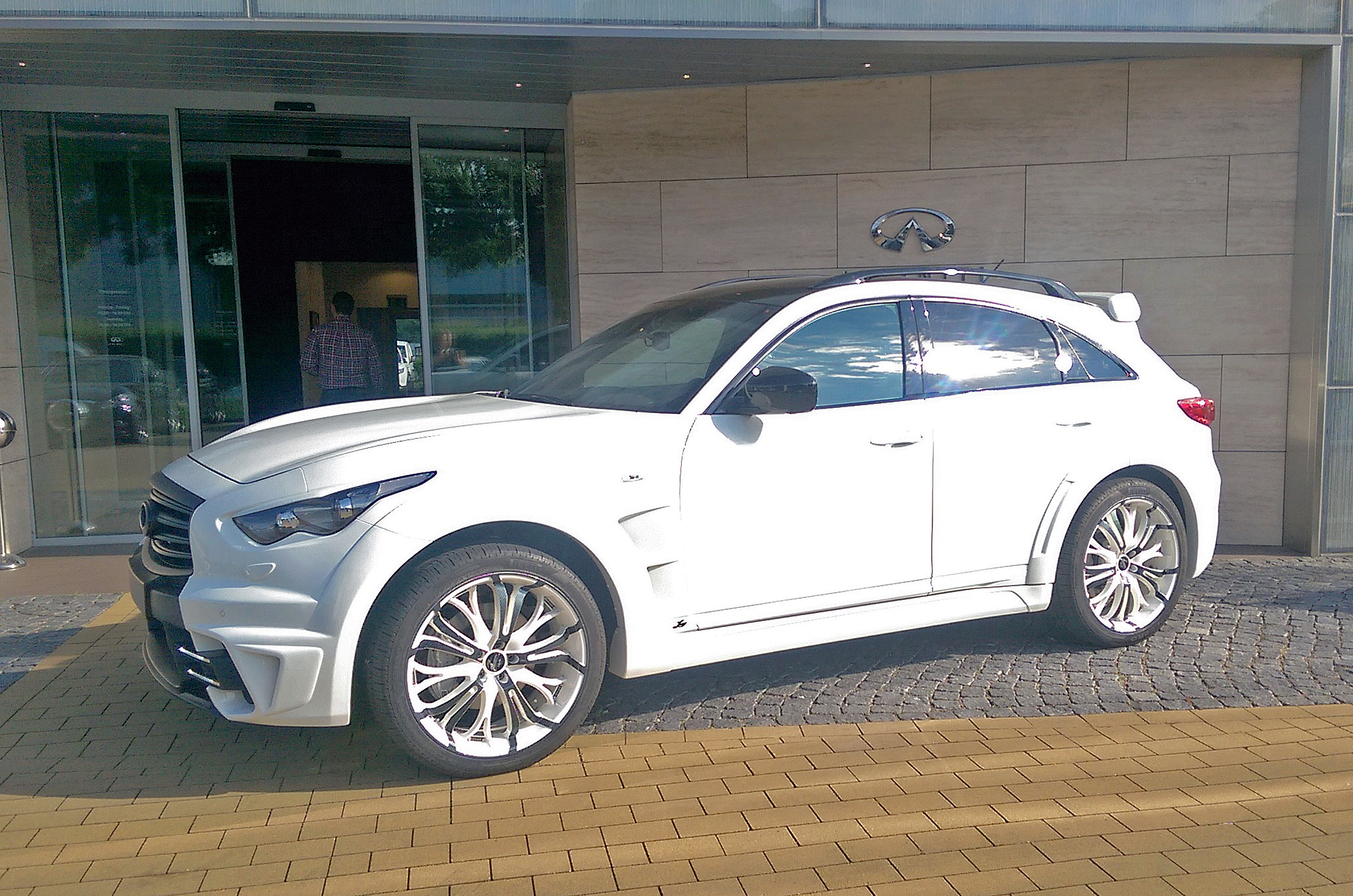 LARTE Design Infiniti QX70 LR3