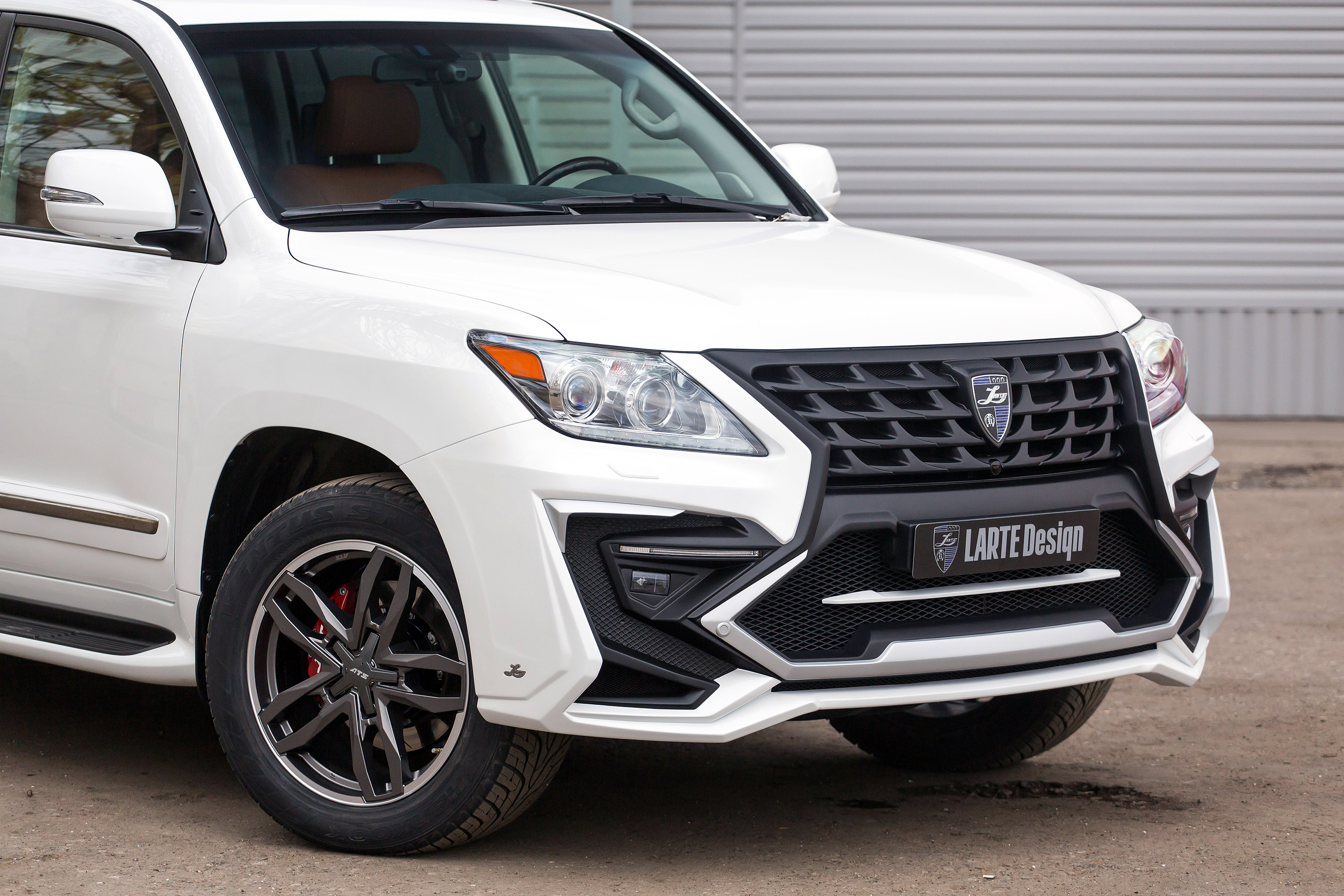 Larte Lexus LX570 White Alligator