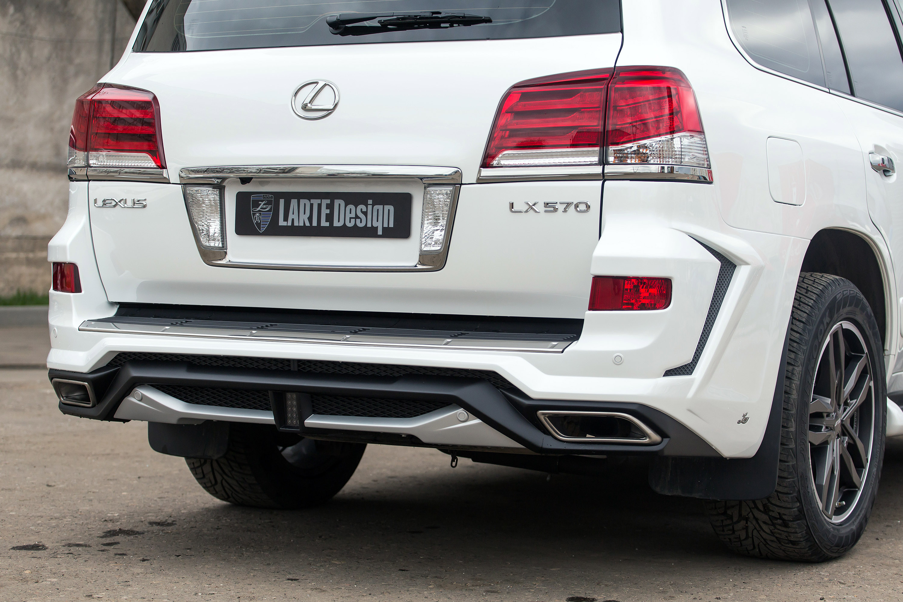 Larte Lexus LX570 White Alligator